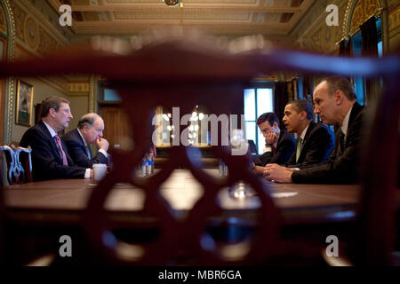 Präsident Barack Obama trifft sich mit Senat Budget Committee Chairman Senator Kent Conrad, D-N. D., Haus Budget Committee Chairman Rep John Spratt Jr., D-S. C, OMB Direktor Peter Orszag und Assistent des Präsidenten für Legislative Angelegenheiten Phil Schiliro 17.03.09.  Offiziellen White House Photo by Pete Souza. Stockfoto