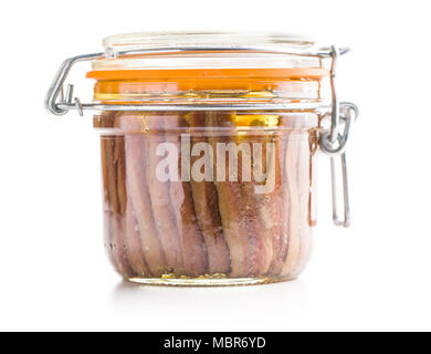 Anchovisfilets in Öl auf weißem Hintergrund. Stockfoto