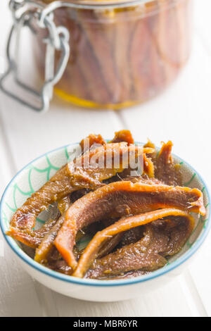 Anchovisfilets in Öl auf Holz- Tabelle. Stockfoto