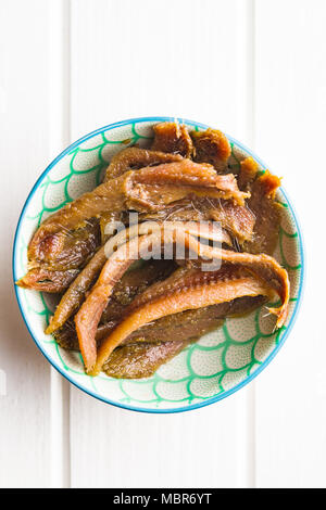 Anchovisfilets in Öl auf Holz- Tabelle. Stockfoto