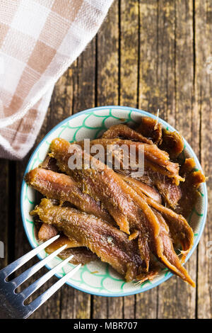 Anchovisfilets in Öl auf Holz- Tabelle. Stockfoto