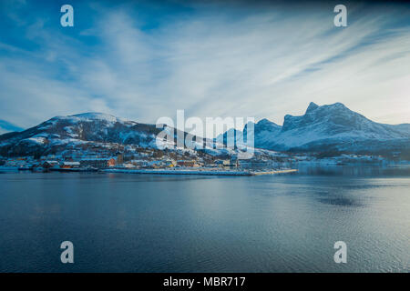 Schöne Aussicht auf die Küste im Freien Szene mit Holzhäuser, einer kleinen Stadt in einem Ufer während ein Schiff Reise Hurtigruten gesehen entfernt Stockfoto