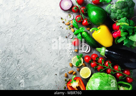 Frischer Rucola-Salat auf Gabel isoliert auf weißem Hintergrund
