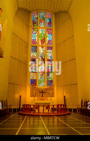 Bodo, Norwegen - 09 April, 2018: Indoor Ansicht der Bodo Kathedrale mit bunten Glasmalereien in Nordland county Stockfoto