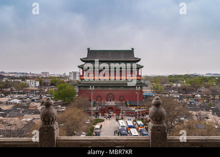 Peking, China - 26. April 2010: Gesamte Drum Tower vom Balkon der Glockenturm mit der Umgebung gesehen, einschließlich Verkehr auf Straßen. Grüner Baum Stockfoto