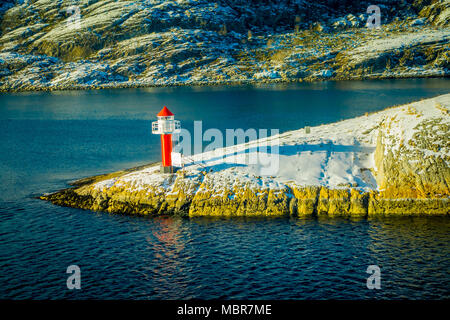 Bodo, Norwegen - 09 April, 2018: Im freien Blick auf die Landschaft von einem Leuchtturm an der Küste von Bodo in Norwegen Stockfoto