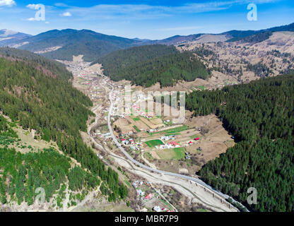 Luftaufnahme von Wald und Dorf im Hinterland von Petru Voda, Rumänien Stockfoto