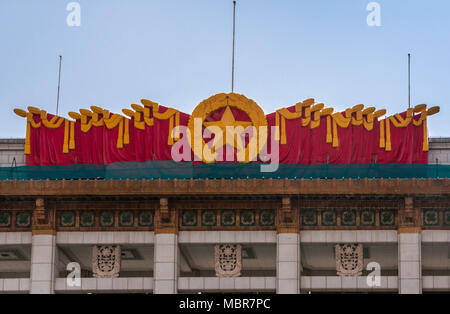 Peking, China - 27. April 2010: Blut rot und gelb Anzeige von Fahnen, Stern und Lorbeerkranz auf der Oberseite des Nationalen Museums von China am Rande des Platz des Himmlischen S Stockfoto