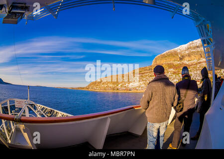 ALESUND, Norwegen - 09 April, 2018: Outdoor Ansicht von unbekannten Menschen Bilder nehmen an der Vorderseite des Schiffes Kreuzfahrt mit Hurtigruten Stockfoto