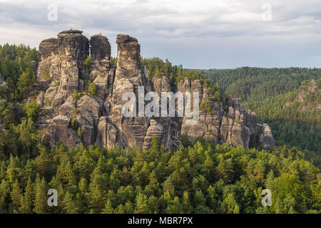 Bastei - Kante der Felsen in der Sächsischen Schweiz auf der Elbe. Deutschland Stockfoto