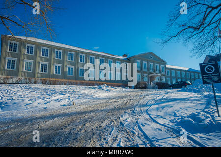 TRONDHEIM, Norwegen - 09 April, 2018: Im freien Blick auf riesige traditionelle skandinavische Holzhaus in Trondheim. Stockfoto