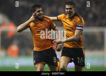 Wolverhampton Wanderers" Ruben Neves feiert zählende zweite Ziel seiner Seite des Spiels mit Conor Coady während der Sky Bet Meisterschaft Gleiches an Molineux, Wolverhampton. Stockfoto