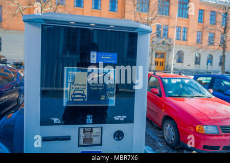 TRONDHEIM, Norwegen - 09 April, 2018: Im freien Blick auf ticket Bezahlung Maschine für das Parken eines Fahrzeugs auf der Straße Stockfoto