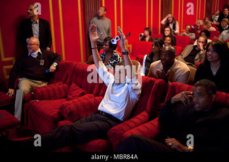 Präsident Barack Obama hält 3-D-Brillen während des Super Bowl Wildbeobachtung in einem Super Bowl Party in der Familie Theater des Weißen Hauses. Gäste inklusive Familie, Freunde, Mitarbeiter und überparteiliche Mitglieder des Kongresses, 2/1/09. . Offizielle Weiße Haus Foto von Pete Souza Stockfoto