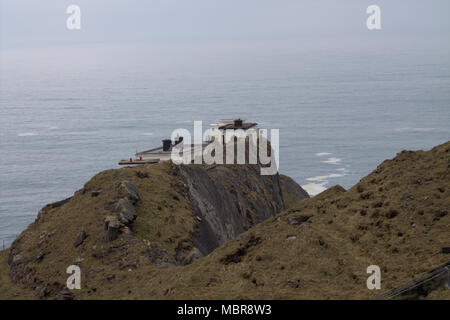 Mizen Head Signal Station, lebt von der tückischen Felsen an Irlands südwestlichsten Punkt zu speichern, die im Jahr 1910 abgeschlossen Stockfoto