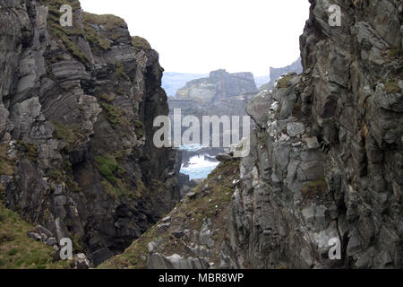 Blick durch die Mizen Head Schlucht, welche die Mizen Head Mizen Halbinsel trennt. Stockfoto