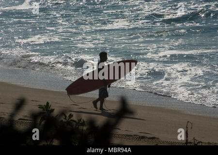 Surfer zu Fuß am Strand Stockfoto