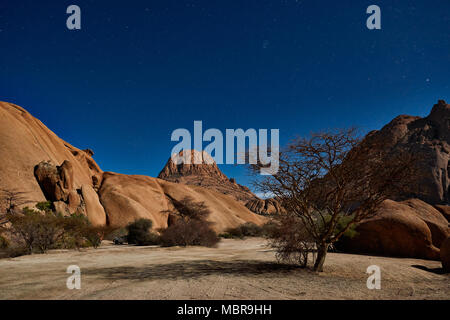 Nacht geschossen unter Mondlicht mit Stars der Spitzkoppe Stockfoto