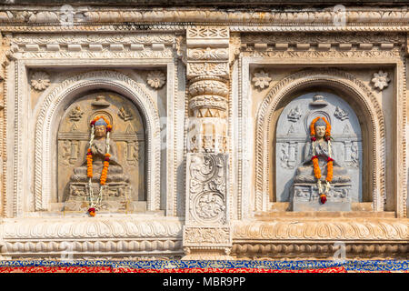 Buddha Skulpturen in der Fassade der Mahabodhi Tempel, Bodhgaya, Bihar, Indien Stockfoto