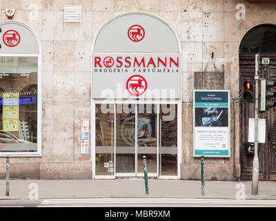 BUDAPEST, Ungarn - April 7, 2018: Rossmann Logo auf einem Ihrer Geschäfte für Ungarn. Rossmann ist ein deutscher Cosmectics und Drug Store Marke entwickelt in Stockfoto