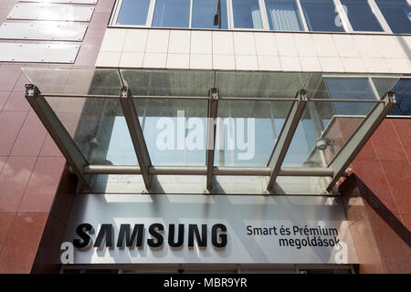 BUDAPEST, Ungarn - April 6, 2018: Samsung Logo auf Ihrer Hauptniederlassung für Ungarn. Samsung ist einer der wichtigsten It-technologien Konglomerate im Worl Stockfoto