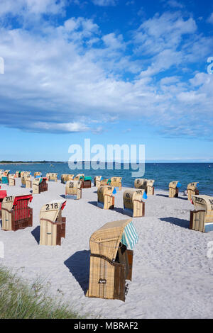 Die Liegen am Strand, Ostsee, Fehmarn, Schleswig-Holstein, Deutschland Stockfoto