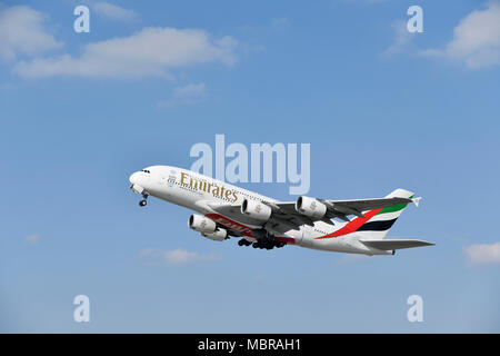 Emirate, Airbus A380-800, mit Fahrwerk ausgefahren, Flughafen München, Oberbayern, Deutschland Stockfoto