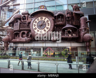 Ni-Tele wirklich große Uhr oder riesige Ghibli, die größte animierte Uhr in der Welt, vor der Nippon Television Tower Stockfoto