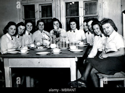 Bund Deutscher Mädel (BDM), Teil der Hitler Jugend für Mädchen, Kaffee party, 1940er Jahre, Deutschland Stockfoto