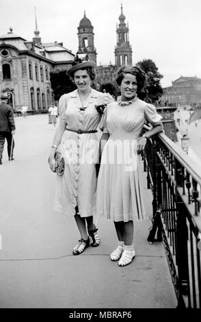 Zwei Frauen im Sommer Kleider in Dresden, 1930er Jahre, Dresden, Deutschland Stockfoto