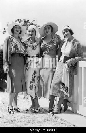 Mode, vier Frauen mit Hut und Kleid posiert, 1920er Jahre, Ostsee, Deutschland Stockfoto