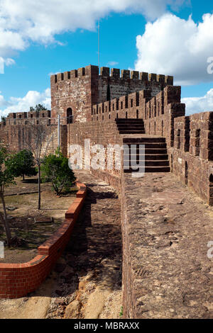 Zinne gehen und Wehrturm, der maurischen Festung, Silves, Algarve, Portugal Stockfoto