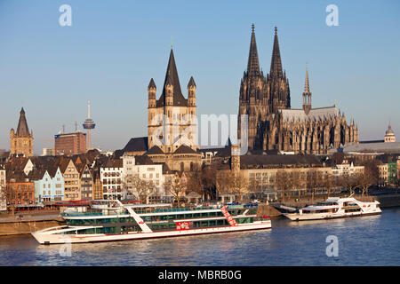 Blick auf die Stadt mit Rhein, Rathausturm, der Kirche Groß Sankt Martin und der Kölner Dom, Altstadt, Köln Stockfoto