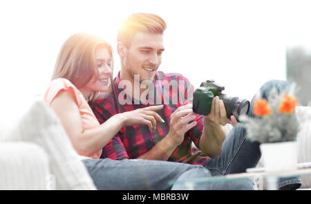 Moderne junge Paar prüft die Fotos auf der Kamera Stockfoto