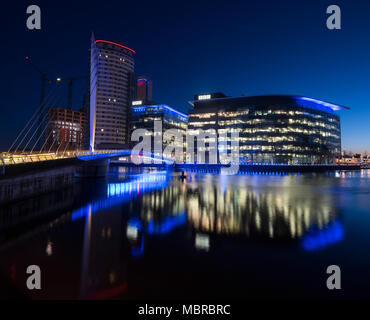 Sunrise blaue Stunde an der Salford Quays, Manchester England England Stockfoto