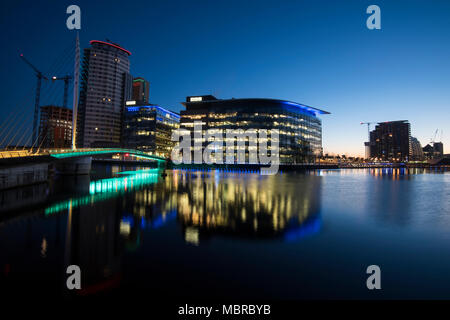 Sunrise blaue Stunde an der Salford Quays, Manchester England England Stockfoto