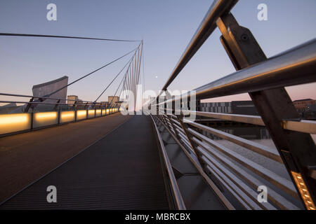 Sunrise auf einer Brücke in Salford Quays, Manchester England England Stockfoto