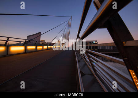 Sunrise auf einer Brücke in Salford Quays, Manchester England England Stockfoto