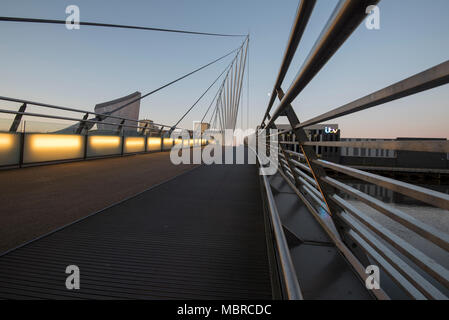 Sunrise auf einer Brücke in Salford Quays, Manchester England England Stockfoto