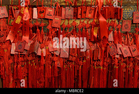 Viele, Rot, die Karten hängen innen Dongyue Tempel im östlichen Zentrum von Peking, China