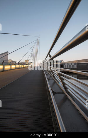 Sunrise auf einer Brücke in Salford Quays, Manchester England England Stockfoto