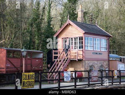 Isolierte einweisende stehend auf Schritte in der Frühlingssonne, außerhalb des Signal Box am Severn Valley Railway Highley, Shropshire. Stockfoto