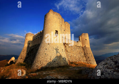 Rocca Calascio, alte Festung in der Region Abruzzen in Italien. Hier, wo der Film 'LadyHawk' gedreht wurde. L'Aquila, Italien Stockfoto