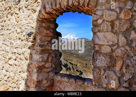 Gran Sasso Bergblick von der Rocca Calascio schloss Fenster, L'Aquila, Abruzzen, Italien Stockfoto