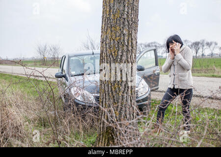 Betonte Frau um Hilfe ruft nach einem Unfall im Straßenverkehr Stockfoto