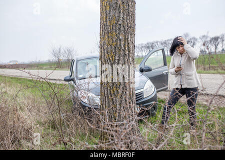Betonte Frau um Hilfe ruft nach einem Unfall im Straßenverkehr Stockfoto