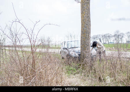 Betonte Frau Berufung zu Auto Hilfe nach Unfall auf der Straße. Stockfoto