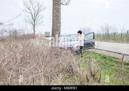 Betonte Frau um Hilfe ruft nach einem Unfall im Straßenverkehr Stockfoto