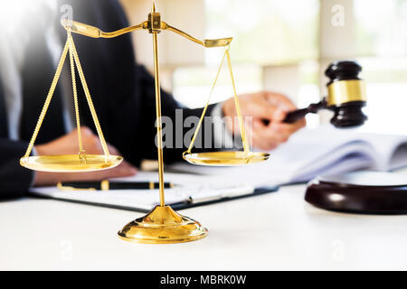 Männliche Richter Anwalt in einem Gerichtssaal Auffällig den Hammer auf klingende Block Stockfoto