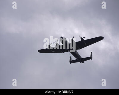 Lancaster Bomber über den Lincs wolds Railway, Ludborough Stockfoto